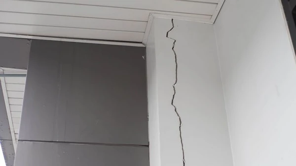 Prečo na stenách vznikajú trhliny a ako im predchádzať?
